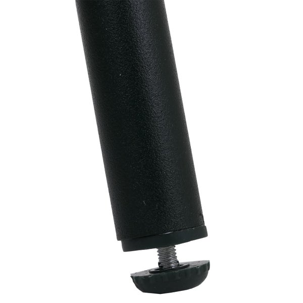 Detailaufnahme eines Möbelbeins aus Metall mit höhenverstellbarem Fuß zum Ausgleich von Bodenunebenheiten.