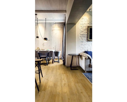 Wohnbereich mit Holzboden, Esstisch und Sitzecke