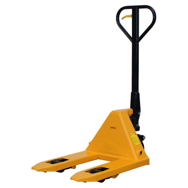 Gelber Gabelhubwagen mit einer Tragfähigkeit von 2000 kg für den Transport von Lasten.