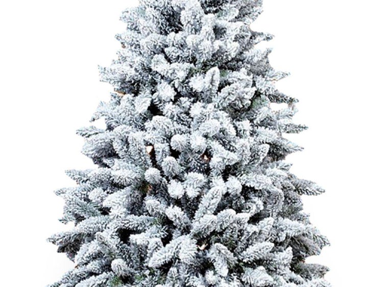 Künstlicher Weihnachtsbaum mit künstlicher Schneeoptik für eine winterliche Atmosphäre.