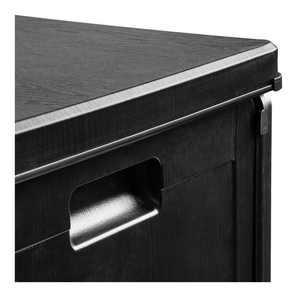 Detailansicht einer Gartenbox aus Kunststoff in Holzoptik mit Griffmulde.