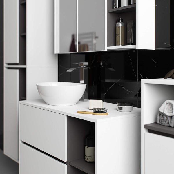 Modernes Badezimmer mit Waschtisch, Spiegel und Aufbewahrungsmöglichkeiten.