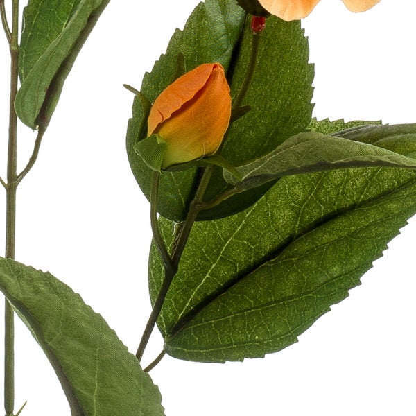 Künstlicher Hibiskus mit grünen Blättern, orangefarbenen Blüten und einer roten Knospe.