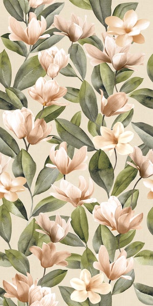 Tapete mit floralem Muster, großen Magnolienblüten in Pfirsichtönen und grünen Blättern im Aquarellstil.
