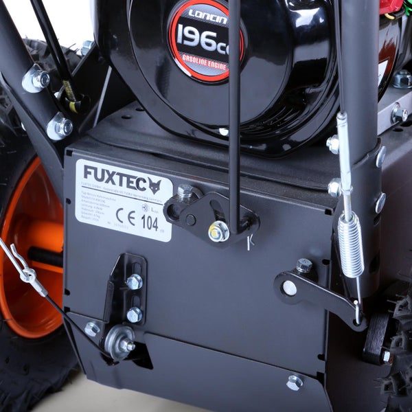 Detailansicht einer Fuxtec Kehrmaschine mit Loncin Benzinmotor und CE Kennzeichnung.