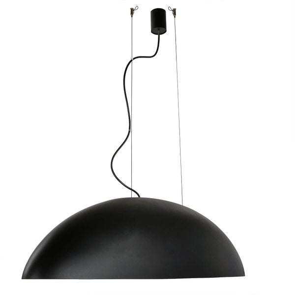 Schwarze Hängelampe in Halbkugelform