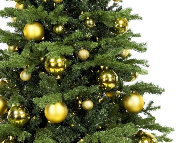 Geschmückter künstlicher Weihnachtsbaum mit Weihnachtskugeln und Lichterkette