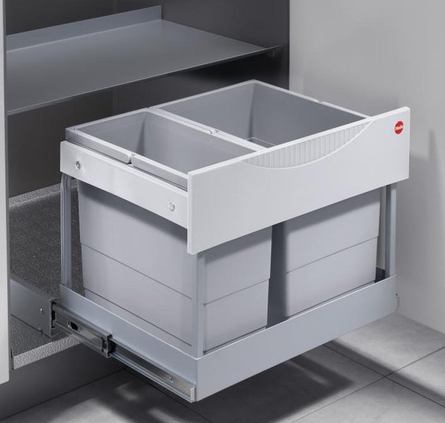 Abfalltrennsystem mit zwei Eimern in einem Küchenschrank