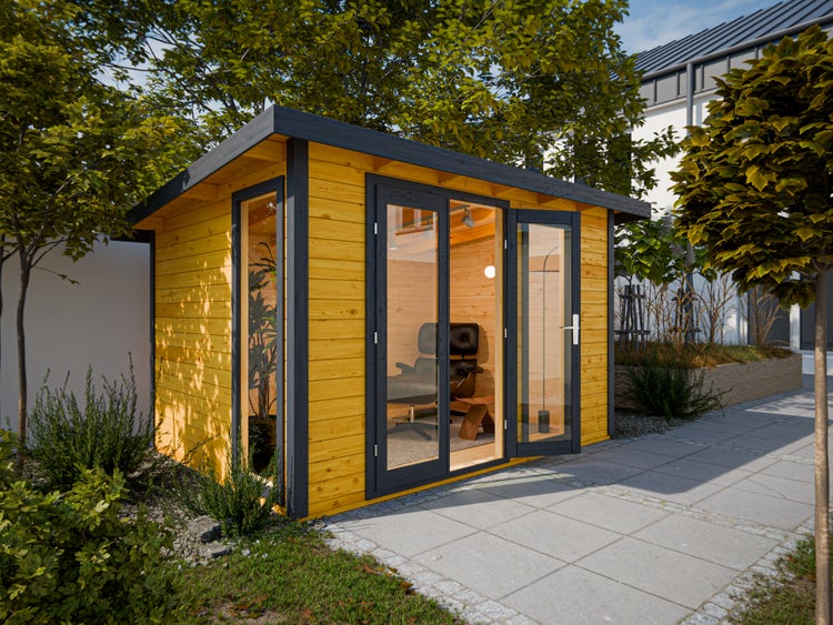 Modernes Gartenhaus aus Holz mit Glasfronten, als Büro eingerichtet, in einem hellen Garten mit gepflastertem Weg.