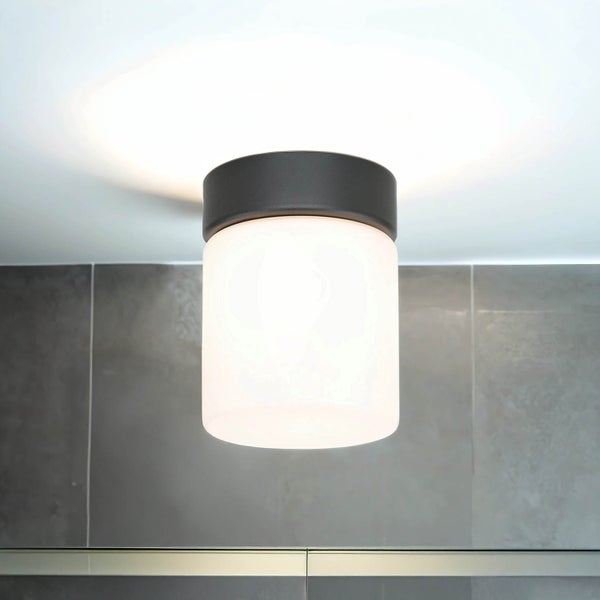 Deckenleuchte im Badezimmer mit zylindrischem Lampenschirm