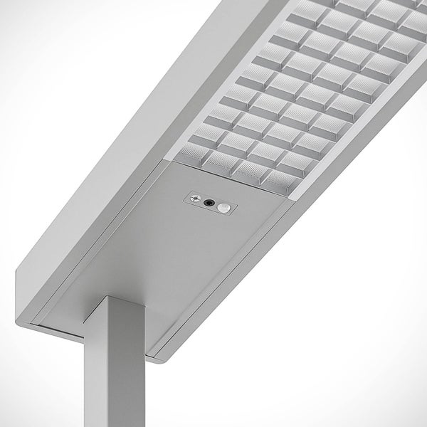 LED-Stehleuchte, Lampenkopf mit Bewegungssensor und Tageslichtsensor, Rasteroptik.