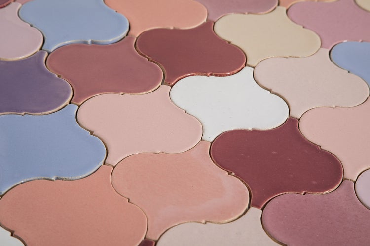 Muster aus Keramikfliesen in Blattoptik