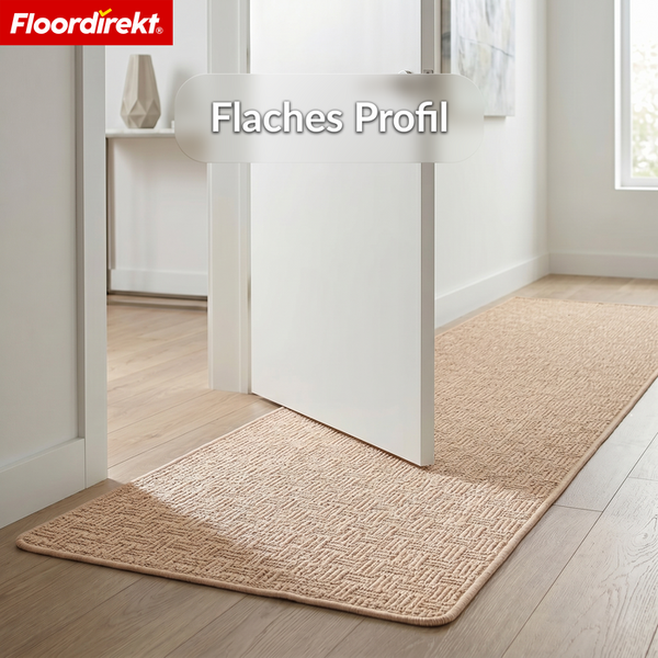 Floordirekt Logo. Flacher Teppichläufer auf Holzboden in einem hellen Flur, der unter einer geöffneten Tür liegt.