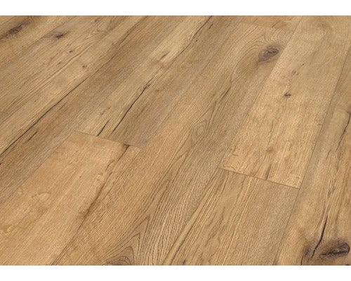 Nahaufnahme von Laminatboden in Eichenoptik mit sichtbarer Holzmaserung, Ästen und Rissen.