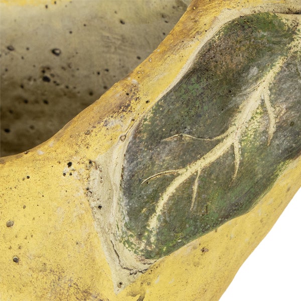 Detailaufnahme eines Pflanzgefäßes mit Blattmuster