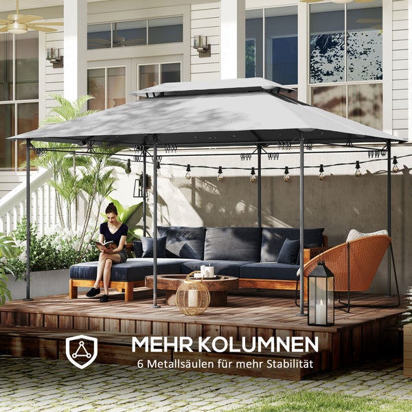 Gartenpavillon mit 6 Metallsäulen für Stabilität über einer Lounge-Ecke auf einer Holzterrasse.
