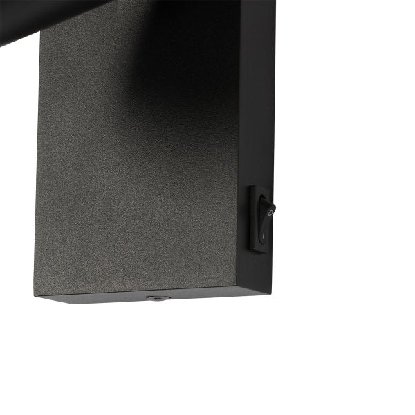 Detailansicht einer schwarzen Wandleuchte mit Schalter.
