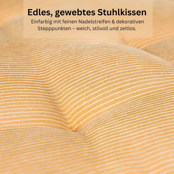 Gewebtes Stuhlkissen mit feinen Nadelstreifen und dekorativen Stepppunkten.