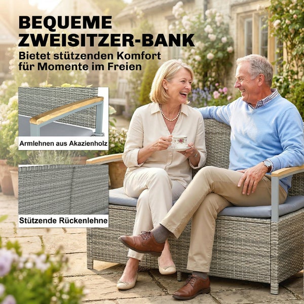 Zweisitzer-Gartenbank aus grauem Polyrattan mit Armlehnen aus Akazienholz und stützender Rückenlehne in einem hellen Garten.