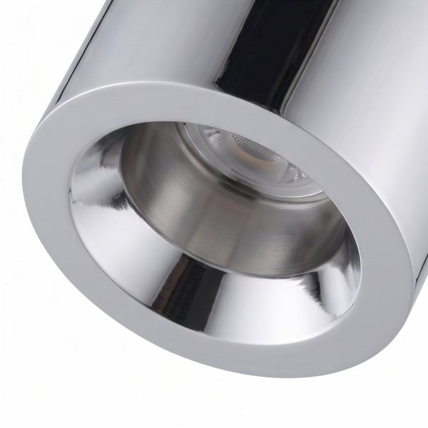 Detailansicht eines runden LED Strahlergehäuses aus poliertem Metall für Deckenleuchten