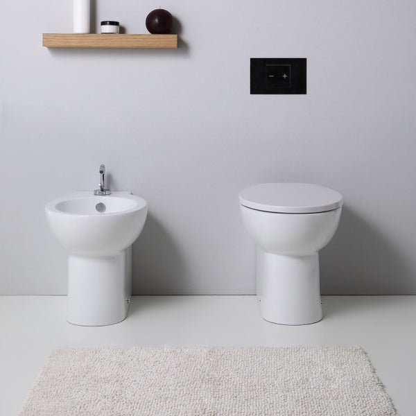 Stand-WC und Bidet aus Sanitärkeramik, weiß glänzend | Patascoss