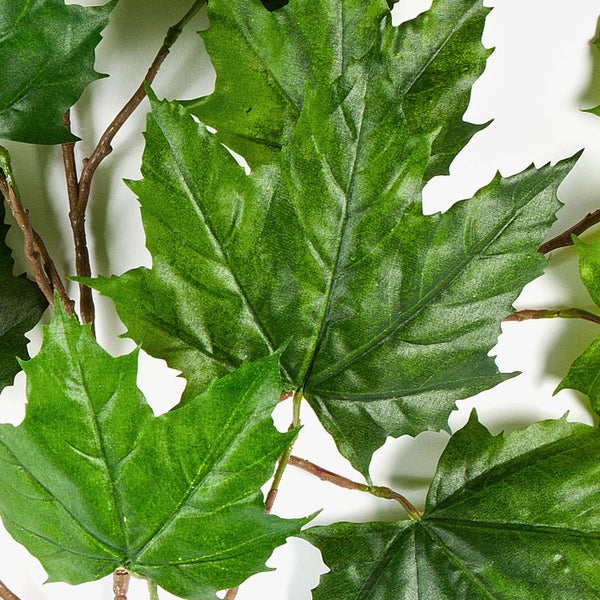 Künstlicher Geweihfarn in einem dekorativen Topf mit Steinoptik.