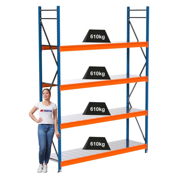 Lagerregal mit vier Ebenen, jeweils mit 610 Kilogramm belastbar, neben einer Frau stehend