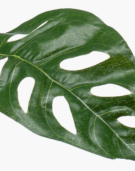 Künstliche Hängepflanze Farn in schwarzem Metallkorb mit Seilaufhängung.