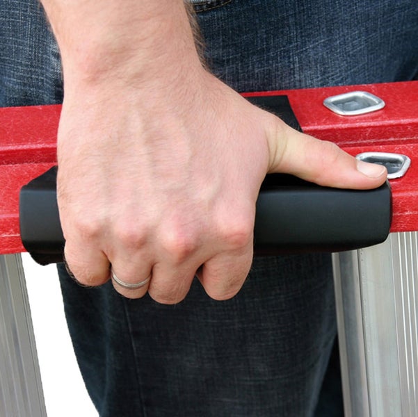 Hand eines Mannes beim Tragen einer Leiter mit schwarzem Tragegriff