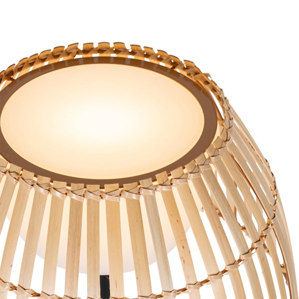Nahaufnahme einer Leuchte mit einem Schirm aus hellen Bambusstreifen und einem runden Diffusor aus Milchglas.