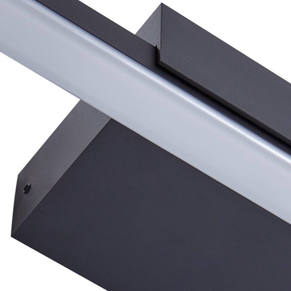 Detailansicht einer modernen Wandleuchte aus schwarzem Metall mit integrierter LED Lichtleiste.