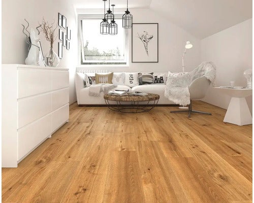 Helles Wohnzimmer mit Holzboden, Sofa, Sessel und Kommode