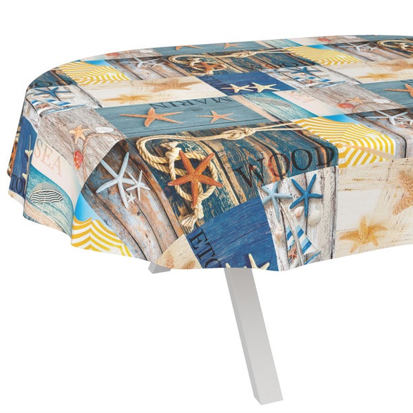 Ovale Wachstuch-Tischdecke mit maritimem Muster aus Seesternen, Seilen und Strandmotiven in Holzoptik.