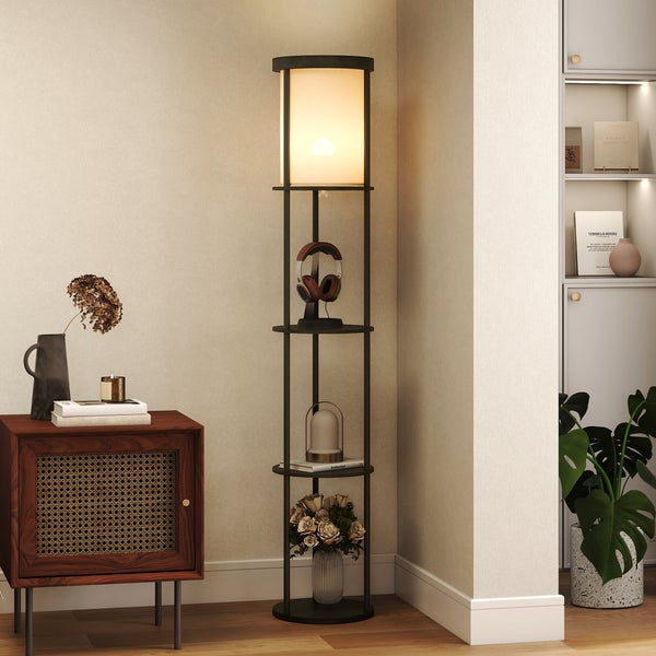 Moderne Stehleuchte mit integriertem Regal und vier runden Ablageflächen in einem hellen Wohnraum neben einer Holzkommode.