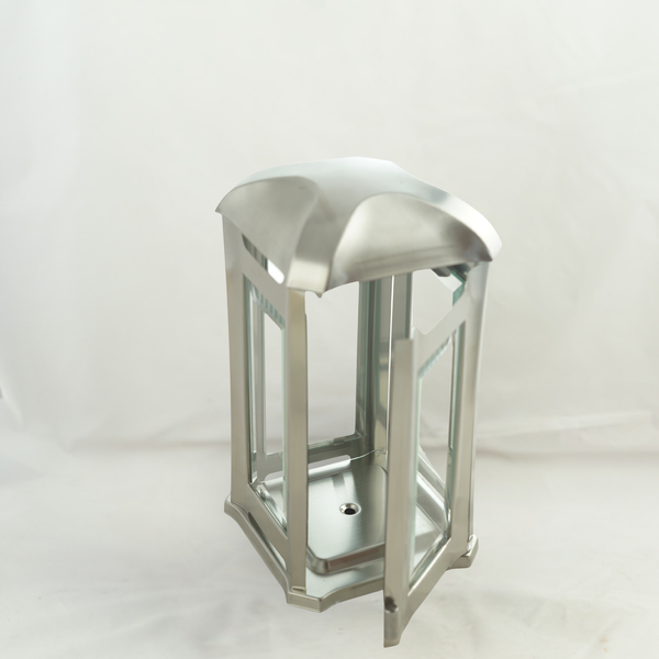 Moderne Windlicht Laterne aus Metall mit Glaseinsätzen