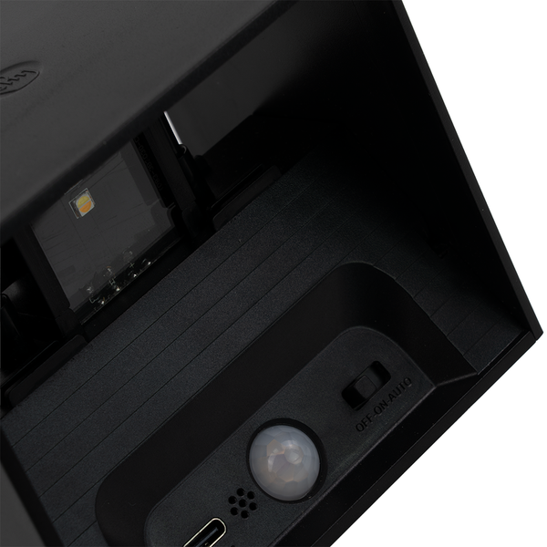 Detailansicht einer schwarzen Aussenleuchte mit Bewegungsmelder und Schalter für Aus-, Dauer- und Automatikbetrieb