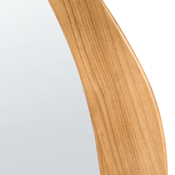 Detailaufnahme eines runden Wandspiegels mit einem Holzrahmen.