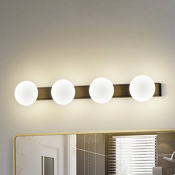 Moderne Wandleuchte für das Badezimmer mit vier kugelförmigen Glasschirmen auf einer Metallleiste, über einem Spiegel montiert.