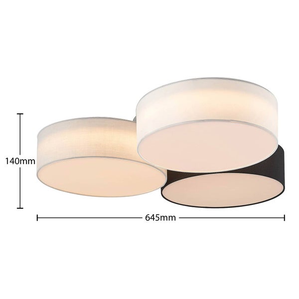 Deckenleuchte mit drei Textilschirmen, Höhe 140 Millimeter, Breite 645 Millimeter.