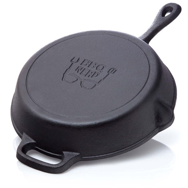 BBQ Nerd Grillpfanne Ø 25 cm 2600g mit Ausgießer und Griff | Gusseisenpfanne zum Grillen, Rösten, Anbraten | Antihaft-Pfanne Feuerpfanne - hitzebeständig & wärmespeichernd
