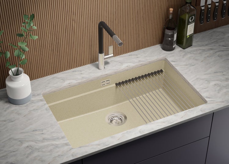 Spüle mit Abtropffläche und Armatur auf einer Arbeitsplatte