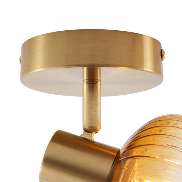 Nahaufnahme einer Deckenleuchte mit einem Glasschirm