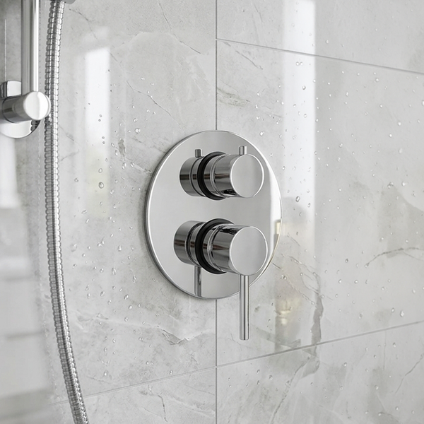 Unterputz-Duscharmatur aus Chrom mit zwei runden Bedienelementen an einer gefliesten Wand im Badezimmer.