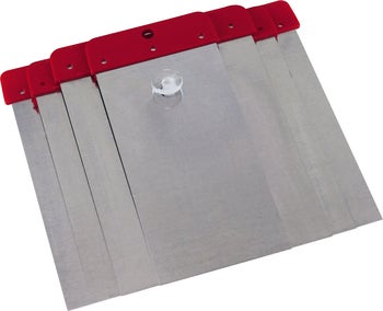 Set von fünf japanischen Spachteln mit Metallblatt und Kunststoffgriffleiste für Spachtelarbeiten.