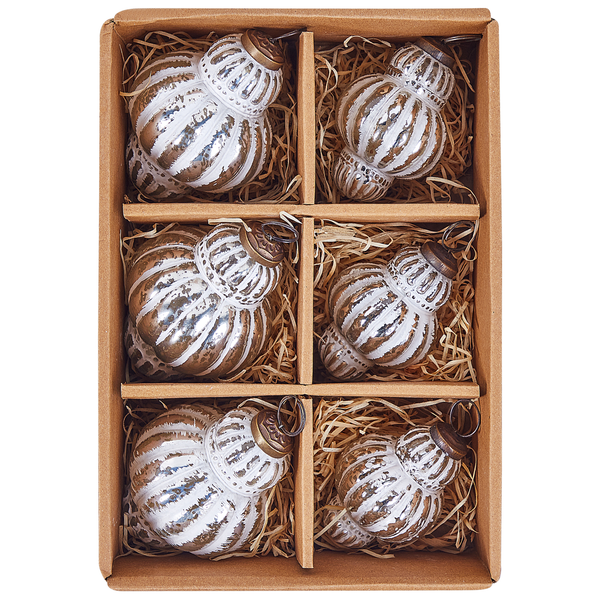 Sechs gläserne Weihnachtsanhänger im Vintage-Stil mit gerillter Oberfläche, verpackt in einer Pappschachtel mit Holzwolle.