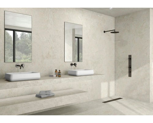 Badezimmer mit zwei Waschbecken, zwei Spiegeln und Dusche