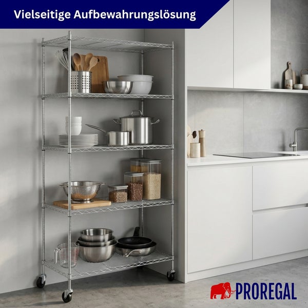 Mobiles Drahtgitterregal aus Metall mit fünf Böden in einer hellen Küche, bestückt mit Töpfen und Geschirr. PROREGAL Logo.