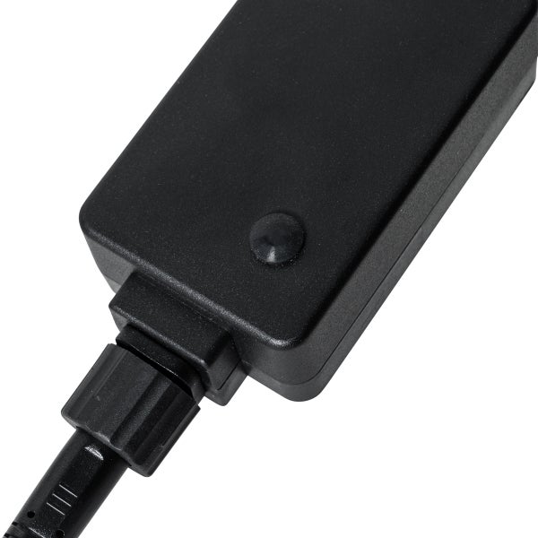 Schwarzes Netzteil aus Kunststoff mit Kabelanschluss und runder Taste.