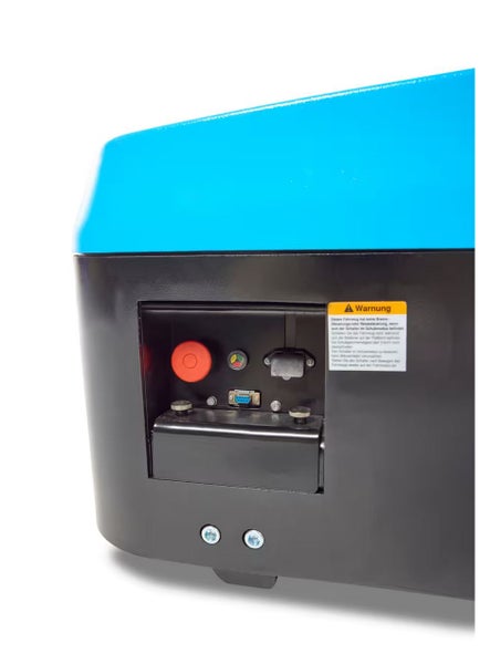 Bedienfeld einer Industriemaschine mit Not-Aus-Schalter, Anschlussbuchsen und Warnhinweis.