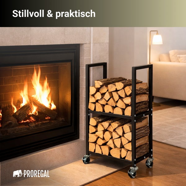 Schwarzes Kaminholzregal aus Metall auf Rollen mit Brennholz neben einem brennenden Kamin in einem hellen Wohnzimmer. ProRegal Logo.